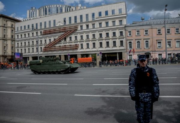 Un véhicule militaire passe devant une lettre Z géante, insigne tactique des troupes russes en Ukraine, avant la répétition générale du défilé militaire du Jour de la Victoire, le 7 mai 2025 à Moscou