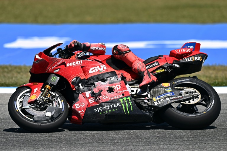 L'Espagnol Marc Marquez après sa chute dans le Grand Prix MotoGP d'Espagne à Jerez de la Frontera, dans le sud de l'Andalousie le 27 avril 2025