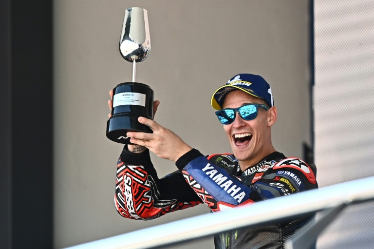 Le Français Fabio Quartararo après sa seconde place sur le podium du Grand Prix MotoGP d'Espagne à Jerez de la Frontera, dans le sud de l'Andalousie, le 27 avril 2025