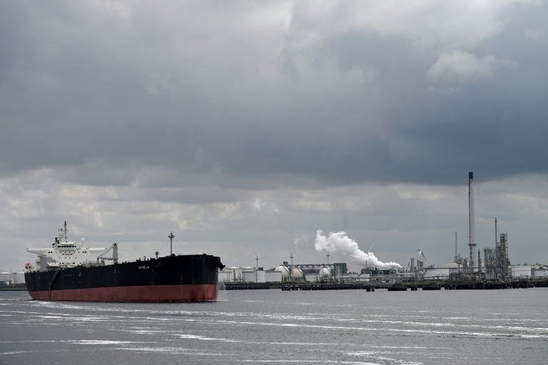 Un pétrolier entre dans le port de Rotterdam