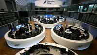 Des traders devant un tableau d'affichage de l'indice Dax, à la Bourse de Francfort le 8 avril 2026
