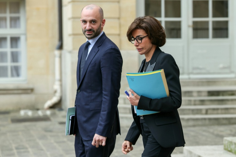Le ministre délégué chargé de l'Europe Benjamin Haddad et la ministre de la Culture Rachida Dati quittent l'hôtel Matignon après une réunion le 13 octobre 2025 à Paris
