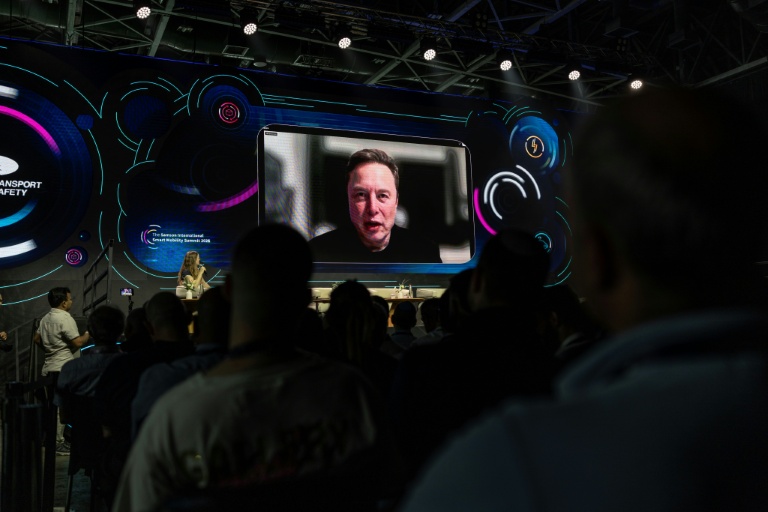 L'image d'Elon Musk diffusée sur un grand écran lors d'une séance de questions-réponses à distance au Smart Mobility Summit 2026, à Tel-Aviv, le 18 mai 2026