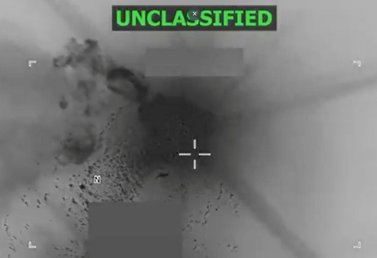 Image tirée d'une vidéo publiée par le secrétaire américain à la Défense Pete Hegseth sur son compte X, le 24 octobre 2025, montrant ce que Hegseth dit être des forces militaires américaines menant une frappe sur un navire de narcotrafiquants dans la mer des Caraïbes, le 23 octobre 2025