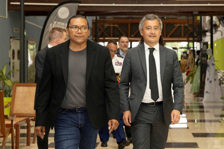 Le ministre français de la Justice, Gerald Darmanin (d), et le premier vice-président de la collectivité territoriale de Guyane, Jean-Paul Fereira (g), arrivent à Cayenne, en Guyane française, le 17 mai 2025