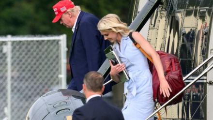 Le président américain Donald Trump et son assistante Natalie Harp descendent d'hélicoptère à Wahington, le 16 août 2026