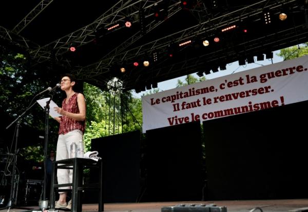 Nathalie Arthaud, de Lutte Ouvrière (LO) à l'élection présidentielle de 2027, prononce un discours lors du lancement de sa campagne à Presles dans le Val-d'Oise le 24 mai 2026