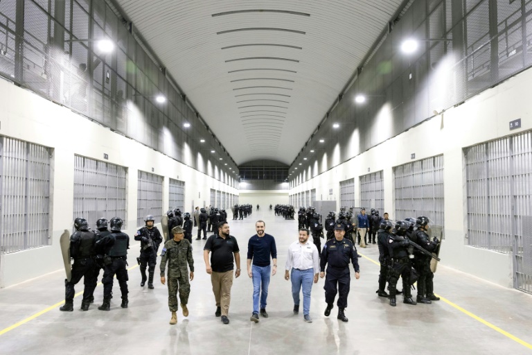 Le président du Salvador Nayib Bukele (au centre) visite le Centre du confinement du terrorisme, méga-prison alors fraîchement inaugurée, le 2 février 2023