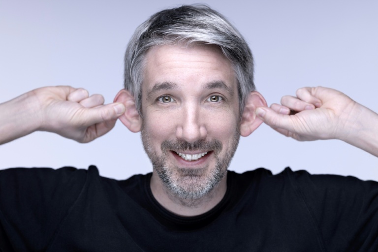 L'humoriste Guillaume Meurice pose lors d'une séance photo, à Paris, le 13 mars 2024
