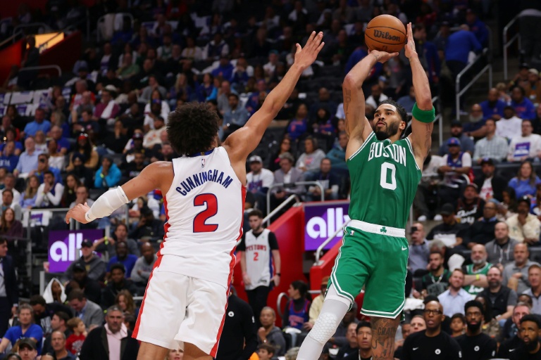 Jayson Tatum face à Cade Cunningham lors du premier match de la saison de NBA entre les Pistons et les Celtics, le 20 octobre à Détroit