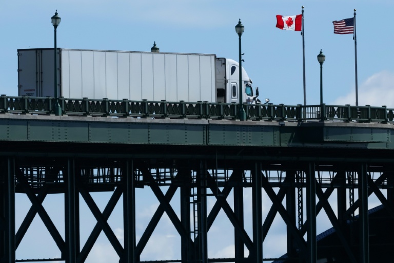 Un camion en provenance des Etats-Unis traverse le pont de la Paix pour entrer au Canada, à Fort Erie, en Ontario, le 18 août 2026