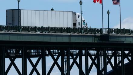 Un camion en provenance des Etats-Unis traverse le pont de la Paix pour entrer au Canada, à Fort Erie, en Ontario, le 18 août 2026
