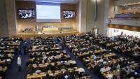 Vue générale de la grande salle d'assemblée du Palais des Nations où se tiennent les négociations en vue d'élaborer le premier traité international sur la pollution plastique à Genève, le 5 aout 2025
