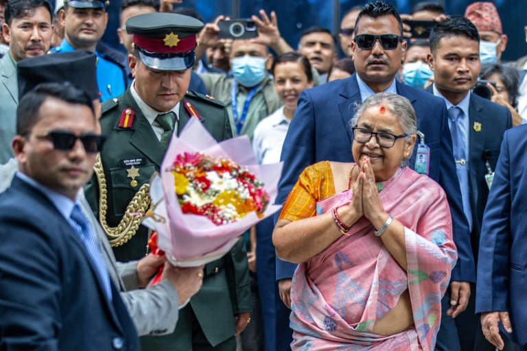 La nouvelle Première ministre du Népal Sushila Karki (C), le 14 septembre 2025 à Katmandou