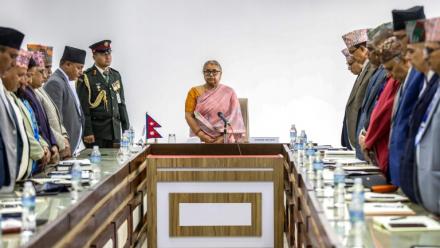 La nouvelle Première ministre du Népal Sushila Karki (C) lors d'une minute de silence observée en mémoire des victimes des émeutes meurtrières à Katmandou qui ont fait au moins 72 morts, le 14 septembre 2025 à Katmandou