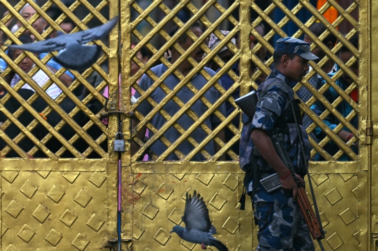 Un membre des services de sécurité en faction devant un temple, le 14 septembre 2025 à Katmandou