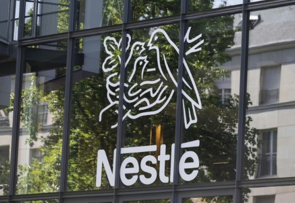 En dépit du vaste rappel de laits infantiles, les volumes de ventes de Nestlé ont augmenté grâce à d'autres catégories de produits, dont le café, les produits culinaires et snacks