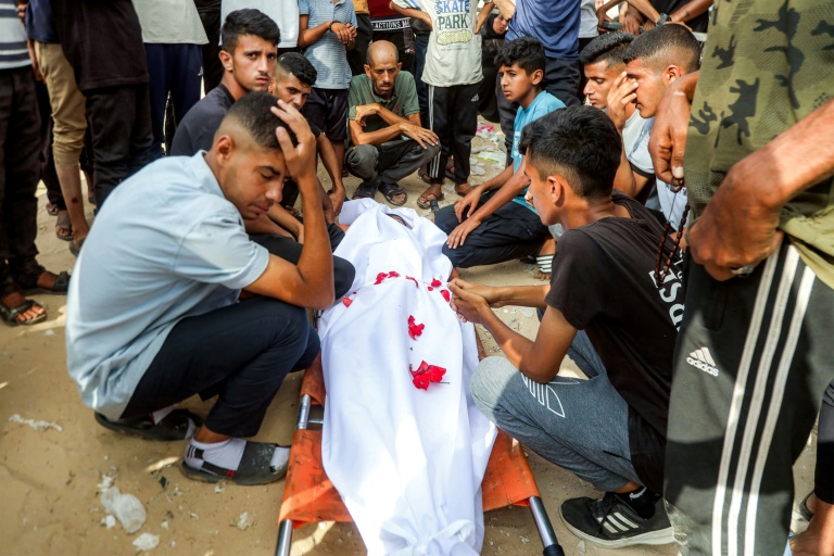 Des proches pleurent une victime d'un bombardement israélien nocturne qui a frappé un camp de déplacés à  Khan Younès, le 5 août 2025