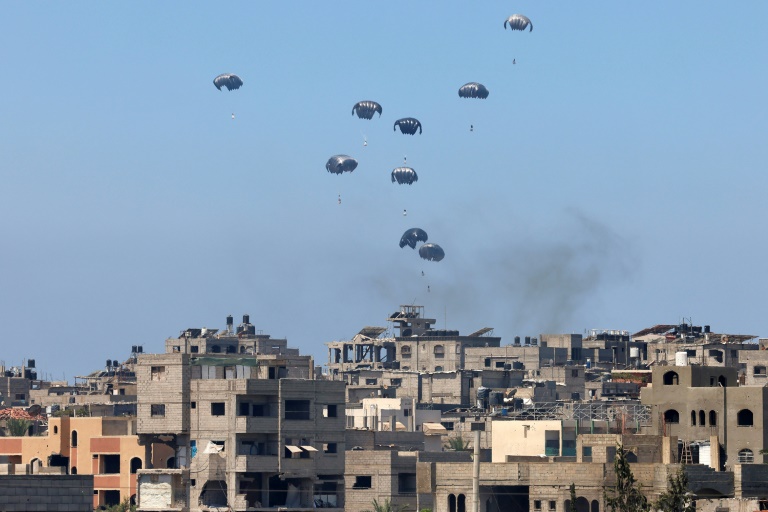 Largage aérien d'aide humanitaire au dessus de Nousseirat, dans le centre de la bande de Gaza, le 4 août 2025