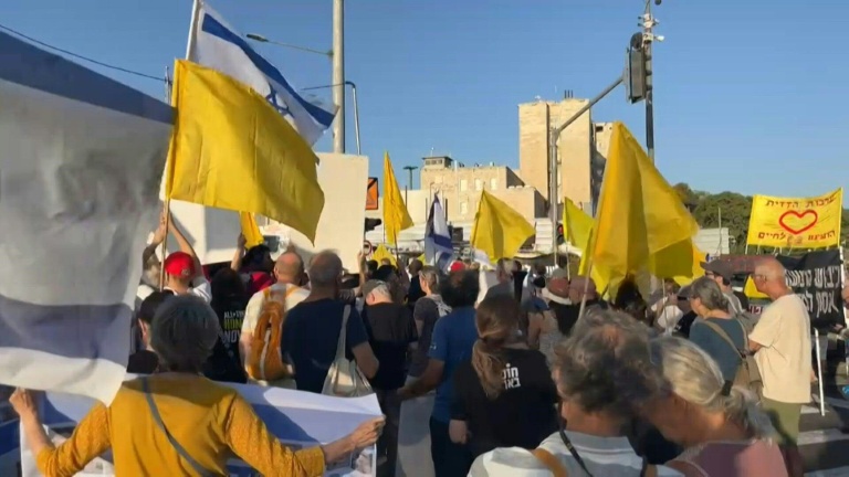 Des Israéliens manifestent alors qu'une réunion sur Gaza se tient à Jérusalem