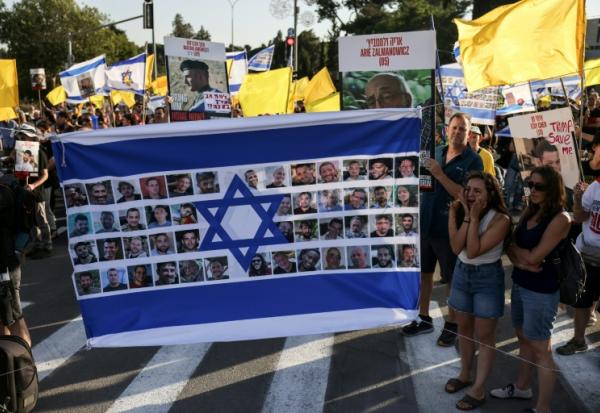 Des manifestants antigouvernementaux réclament un accord qui permettrait la libération des otages israéliens retenus à Gaza, devant le bureau du Premier ministre israélien Benjamin Netanyahu, à Jérusalem le 7 août 2025