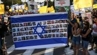 Des manifestants antigouvernementaux réclament un accord qui permettrait la libération des otages israéliens retenus à Gaza, devant le bureau du Premier ministre israélien Benjamin Netanyahu, à Jérusalem le 7 août 2025
