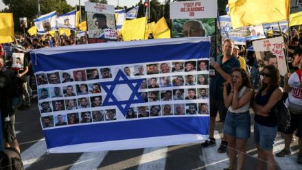 Des manifestants antigouvernementaux réclament un accord qui permettrait la libération des otages israéliens retenus à Gaza, devant le bureau du Premier ministre israélien Benjamin Netanyahu, à Jérusalem le 7 août 2025