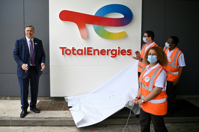 Patrick Pouyanné, PDG de Total (g), et des employés de Total dévoilent le nouveau logo TotalEnergies lors d'une cérémonie, à La Défense, dans la banlieue parisienne, le 28 mai 2021