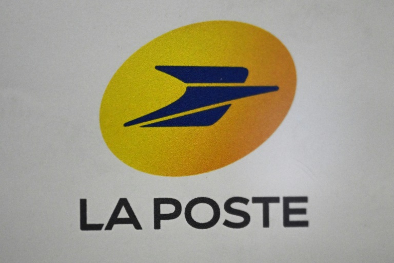 Près de 200 personnes dont des représentants d'ONG, de syndicats, d'associations et de collectifs d'agents publics se sont réunies samedi dans une petite commune de Normandie contre la fermeture d'un bureau de poste