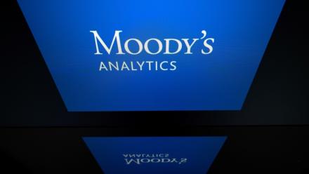 Le logo de l'agence Moody's Analytics, le 18 mars 2025