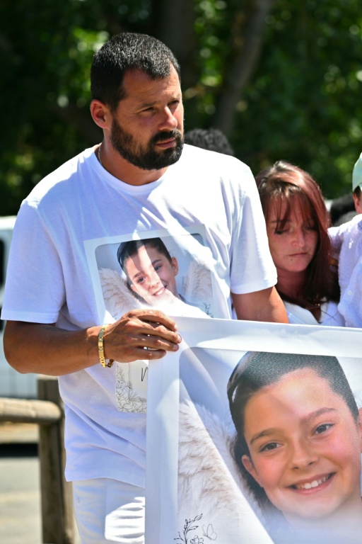 Les parents de Lyhanna lors de la marche blanche organisée à Fleurance, dans le Gers, le 7 juin 2026 pour rendre hommage à leur fille retrouvée morte trois jours auparavant