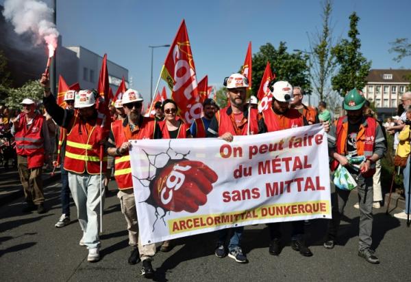 Des salariés d'ArcelorMittal, membres de la CGT, lors d'une manifestation à Dunkerque (nord de la France), le 1er mai 2025