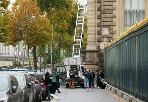 Des policiers se tiennent près du monte-charge utilisé par des cambrioleurs pour pénétrer dans le musée du Louvre, le 19 octobre 2025 à Paris