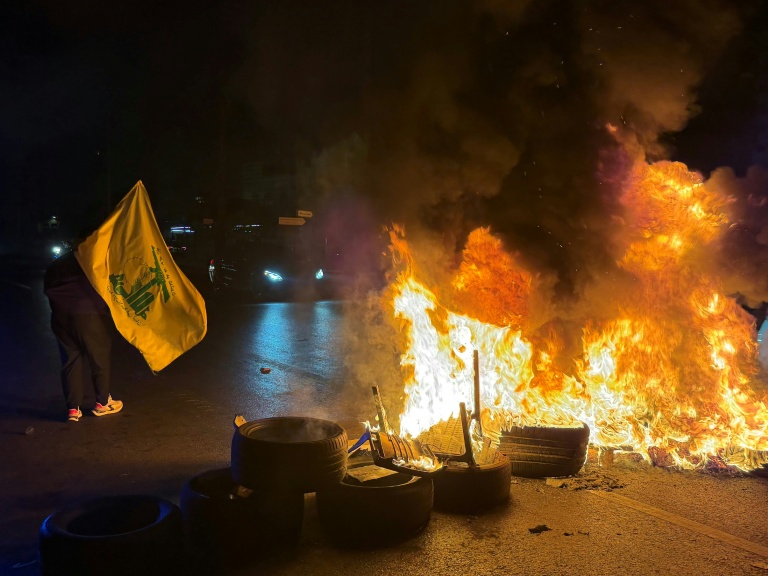 Des partisans du Hezbollah pro-iranien bloquent une route menant vers l'aéroport de Beyrouth pour protester contre l'accord entre Israël et le Liban, le 27 juin 2026