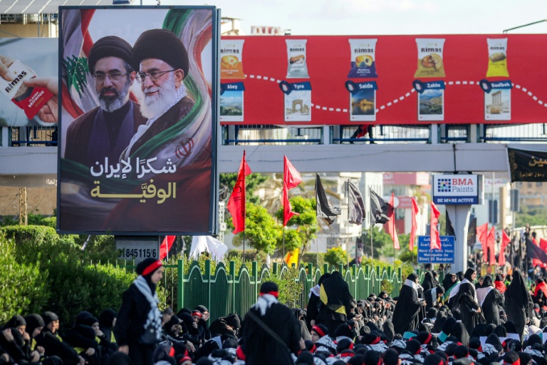 Un portrait de l'actuel guide suprême iranien Mojtaba Khameneï, et de l'ancien Ali Khamenei, le 26 juin 2026 pendant une procession chiite à Beyrouth