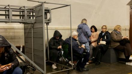 Des habitants réfigoés dans le métro de Kiev pendant une attaque aérienne russe, le 3 avril 2026 en Ukraine