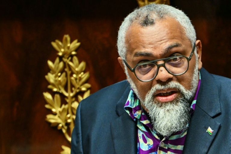 Le député indépendantiste de Nouvelle-Calédonie Emmanuel Tjibaou s'exprime à l'Assemblée nationale lors d'un débat sur le report des élections provinciales en Nouvelle-Calédonie le 28 octobre 2025 à Paris