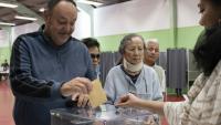 Des Calédoniens votent aux élections provinciales, à Nouméa, le 28 juin 2026