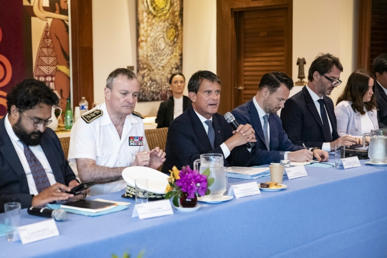 Le ministre des Outre-mer Manuel Valls (C), le Haut commissaire de la République en Nouvelle-Calédonie Jacques Billant (à sa droite), lors d'une rencontre avec les responsables provincieaux et les maires du territoire, le 20  août 2025 à Nouméa.
and members of his delegation during a meeting with provincial presidents and mayors of New Caledonia at the High Commission in Noumea, in the French overseas collectivity of New Caledonia, on August 20, 2025. Valls is in New Caledonia in an attempt to rescue the Bougival agreement. The Kanak and Socialist National Liberation Front (FLNKS), New Caledonia's main pro-independence movement, confirmed on August 13 its rejection of the Bougival agreement, signed on July 12 with the French government, which would redefine the institutional future of the archipelago.