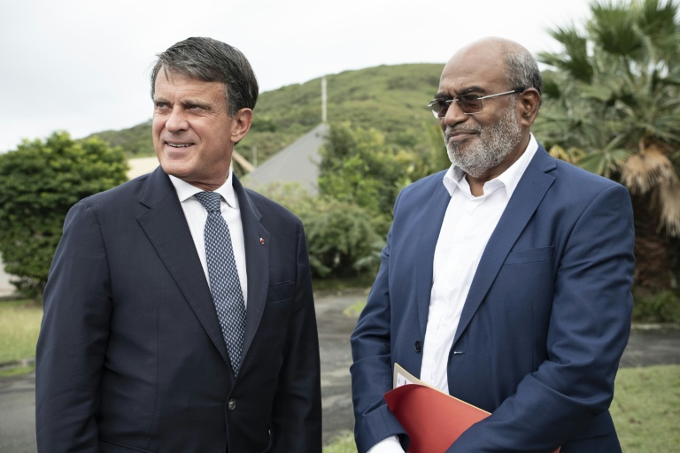 Le président du Sénat coutumier Aguetil Mahe Gowe (droite) accueille le ministre français des Outre-mer Manuel Valls, le 20 août 2025 à Nouméa

