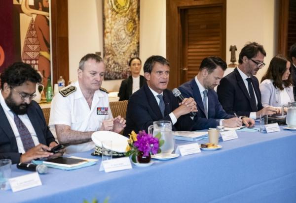 Le ministre des Outre-mer Manuel Valls (C), le Haut commissaire de la République en Nouvelle-Calédonie Jacques Billant (à sa droite), lors d'une rencontre avec les responsables provincieaux et les maires du territoire, le 20  août 2025 à Nouméa.
and members of his delegation during a meeting with provincial presidents and mayors of New Caledonia at the High Commission in Noumea, in the French overseas collectivity of New Caledonia, on August 20, 2025. Valls is in New Caledonia in an attempt to rescue the Bougival agreement. The Kanak and Socialist National Liberation Front (FLNKS), New Caledonia's main pro-independence movement, confirmed on August 13 its rejection of the Bougival agreement, signed on July 12 with the French government, which would redefine the institutional future of the archipelago.