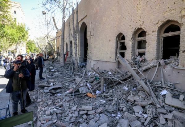 Des journalistes filment les dégâts provoqués par des frappes sur l'Université de technologie Sharif à Téhéran, le 7 avril 2026 en Iran