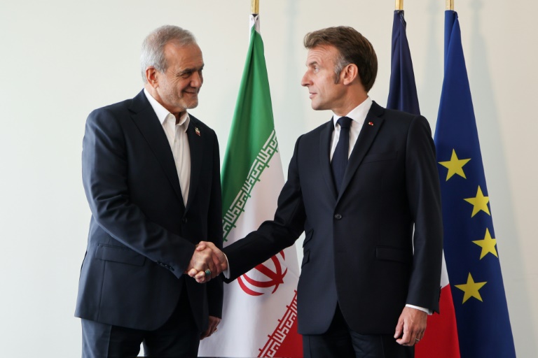 Le président iranien Massoud Pezeshkian (g) et son homologue français Emmanuel Macron lors d'une réunion bilatérale en marge de l'Assemblée générale de l'ONU, le 24 septembre 2025 à New York