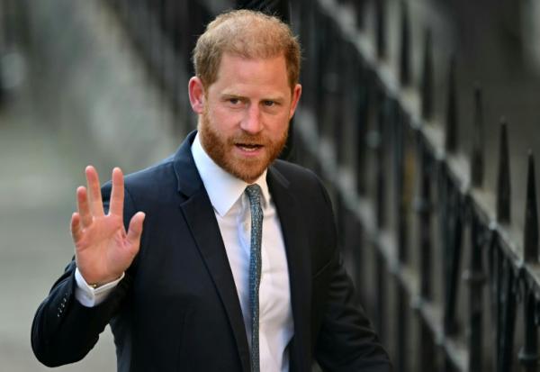 Le prince Harry, duc de Sussex, est accueilli par les services de sécurité à son arrivée à la Royal Courts of Justice, la Haute Cour de justice britannique, dans le centre de Londres, le 8 avril 2025. 