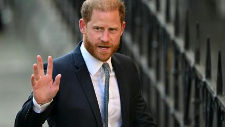 Le prince Harry, duc de Sussex, est accueilli par les services de sécurité à son arrivée à la Royal Courts of Justice, la Haute Cour de justice britannique, dans le centre de Londres, le 8 avril 2025. 