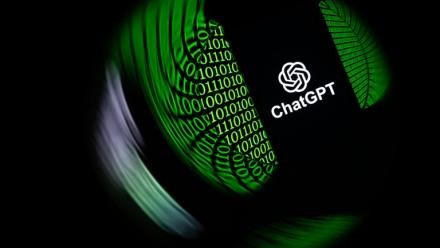 OpenAI a commencé mardi à déployer une version de ChatGPT réservée aux adolescents, appliquée par défaut aux 13-17 ans avec des garde-fous renforcés, un an après une première plainte accusant l'assistant IA d'avoir contribué au suicide d'un jeune Américain