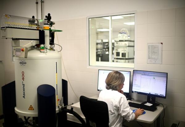 Une technicienne travaille dans le laboratoire d'analyses de l'entreprise Famille Michaud Apiculteurs, le 12 juin 2025 à Gan, dans les Pyrénées-Atlantiques 