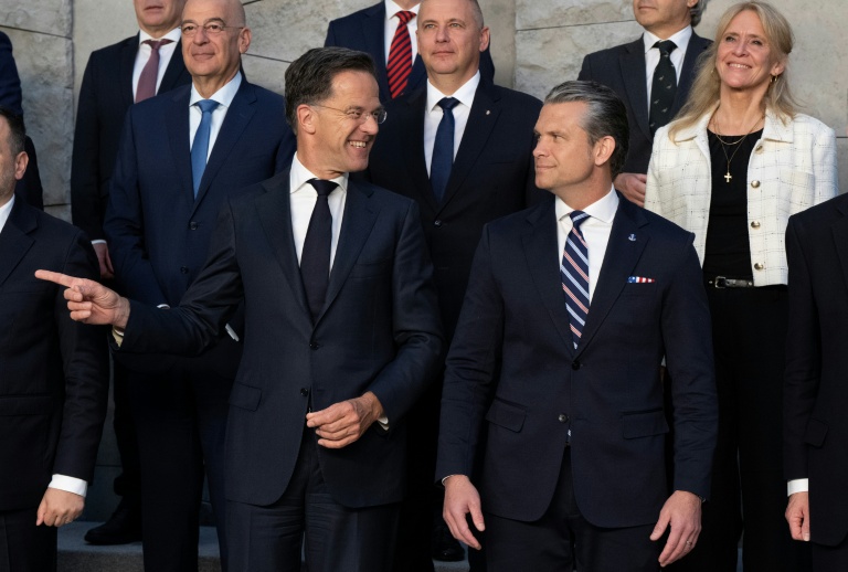Le secrétaire général de l'Otan, Mark Rutte (à gauche), aux côtés du secrétaire américain à la Défense, Pete Hegseth, alors qu'ils posent avec les ministres de la Défense lors d'une photo de groupe prise en marge d'une réunion des ministres de la Défense de l'Otan au siège de l'organisation, à Bruxelles, le 18 juin 2026