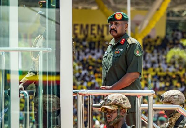 Le chef de l'armée ougandaise Muhoozi Kainerugaba et fils du président Yoweri Museveni, lors d'un défilé militaire à Kampala, le 12 mai 2026