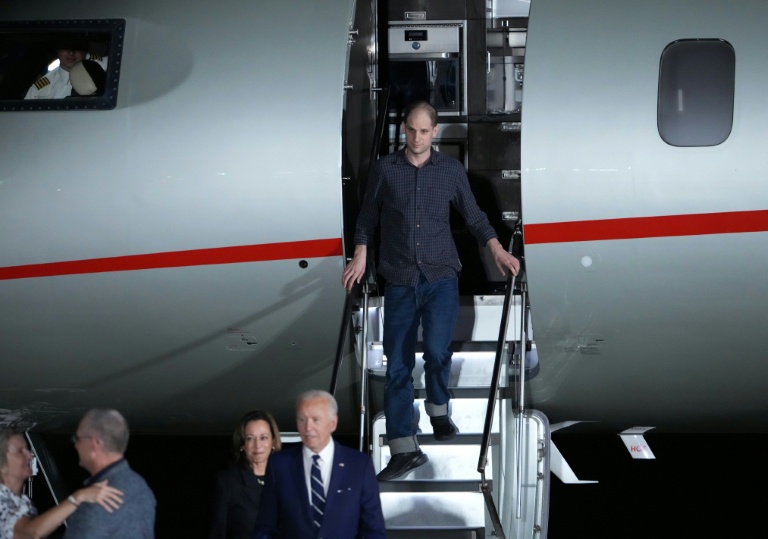 Le journaliste américain Evan Gershkovich à sa descente sur le tarmac de Joint Base Andrews, dans le Maryland, le 3 août 2024, aux Etats-Unis